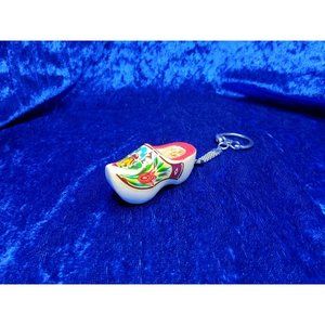 vintage souvenir/memorabilia holland wooden shoe key chain